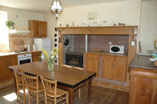 La cuisine comporte 1 gazini&egrave;re 4 feux avec four, 1 frigo avec compartiment cong&eacute;lation, 1 hotte aspirante, 1 po&ecirc;le &agrave; bois ( bois fourni ), 1 bahut, 1 table avec 8 chaises, un micro onde et un lave vaisselle, toute la vaisselle et ustensiles de cuisine pour 8 personnes : cafeti&egrave;re &eacute;lectrique, cocotte minute, service &agrave; raclette, faitout, grille-pain, planche &agrave; repasser avec fer....)&nbsp;