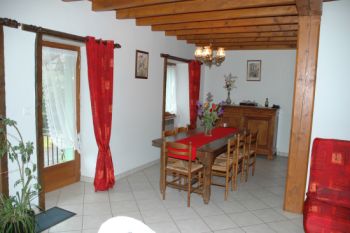 Salle &agrave; Manger : une table pour 12 personnes et 6 chaises, un bahut
