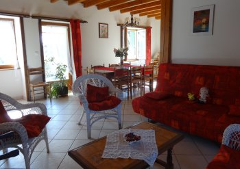 Salle à Manger : une table pour 12 personnes et 6 chaises, un bahut